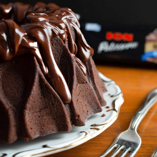 Υγρό σοκολατένιο bundt κέικ με γλάσο μαύρης σοκολάτας