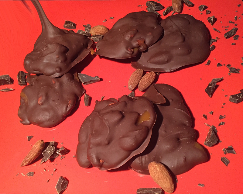 Σοκολατάκια με καραμέλα βουτύρου και ολόκληρα αμύγδαλα