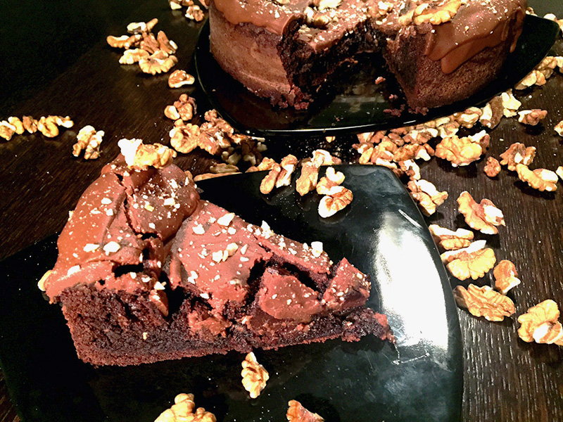 Υγρό κέικ σοκολάτας με γκανάζ πραλίνα, τριμμένα φουντούκια και καρυδόψυχα