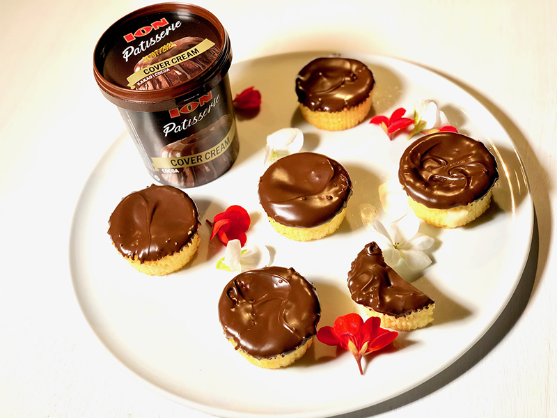 Cupcakes με γιαούρτι, με γέμιση κρέμα και επικάλυψη ΙΟΝ Patisserie Cover Cream
