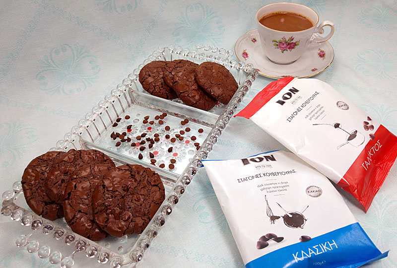 Dark Cookies χωρίς αλεύρι, με κακάο και σταγόνες κουβερτούρας κλασική και γάλακτος ΙΟΝ
