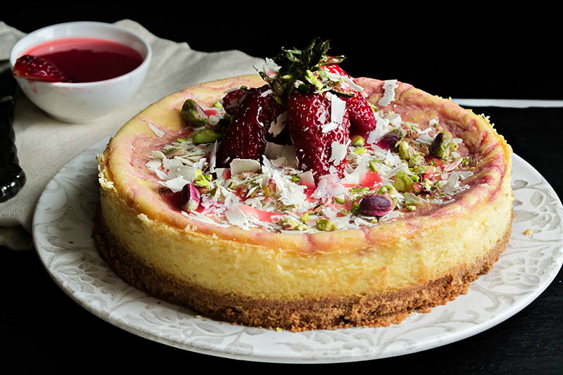 Δίχρωμο Cheesecake με Λευκή Σοκολάτα και Φράουλα