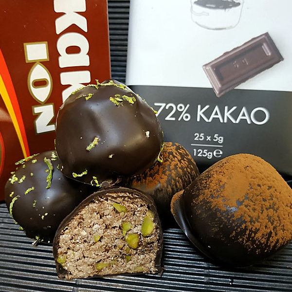 Nηστίσιμα σοκολατάκια με χαλβά από ταχίνι, κακάο και κουβερτούρα ΙΟΝ με 72% κακάο