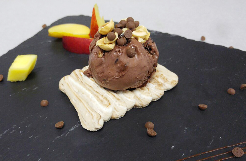 Πάβλοβα κακάο με παγωτό παρφέ μαύρη σοκολάτα