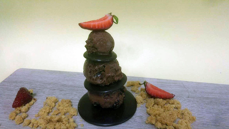 Πυραμίδα μαύρης σοκολάτας με παγωτό