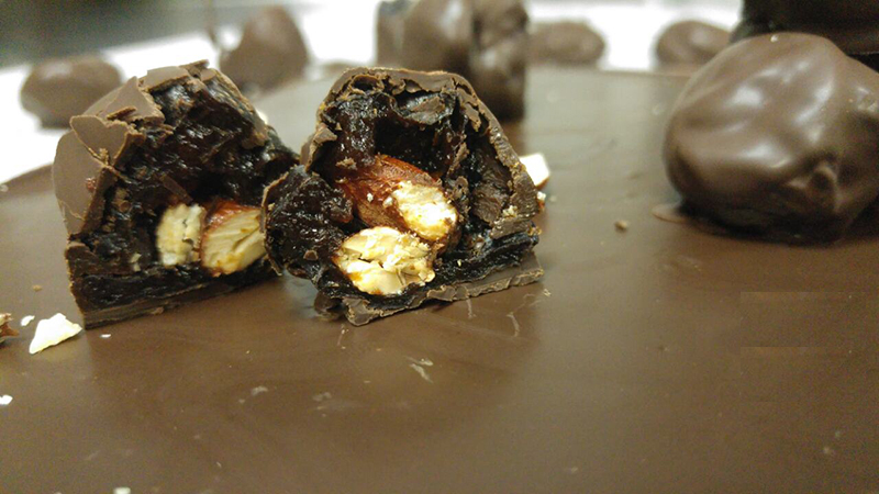 Σοκολατάκια με δαμάσκηνα, αμύγδαλα και σοκολάτα μαύρη