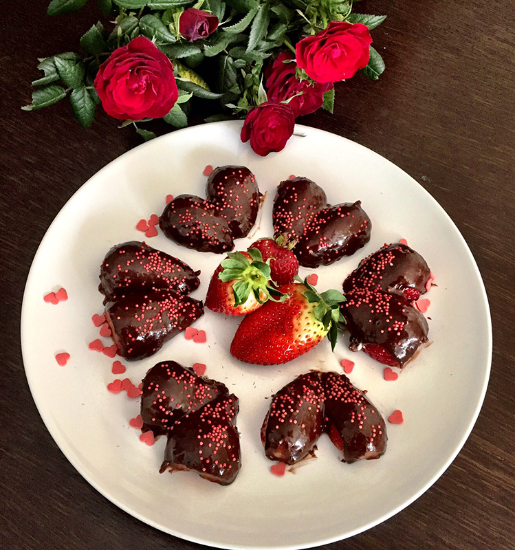 Σοκολατενιες καρδιές απο φρέσκιες φράουλες με σοκολάτα ION