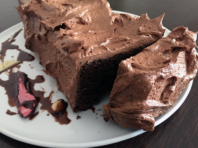 Σοκολατένιο κέικ με μαγιονέζα με επικάλυψη βουτυρόκρεμα κακάο