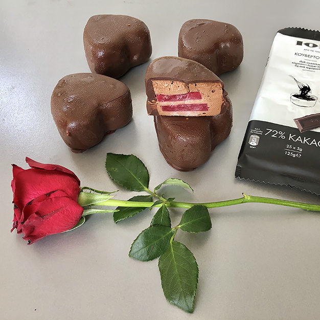 Vegan καρδιές με μους σοκολάτας και ζελέ από σμέουρα