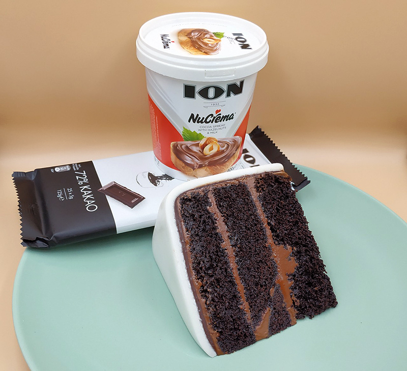 Κέικ με κουβερτούρα ΙΟΝ με 72% κακάο, Nucrema ION και λευκή ζαχαρόπαστα