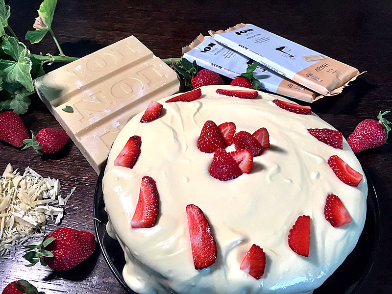 Κέικ με λευκή κουβερτούρα ΙΟΝ, λεμόνι και φρέσκιες φράουλες