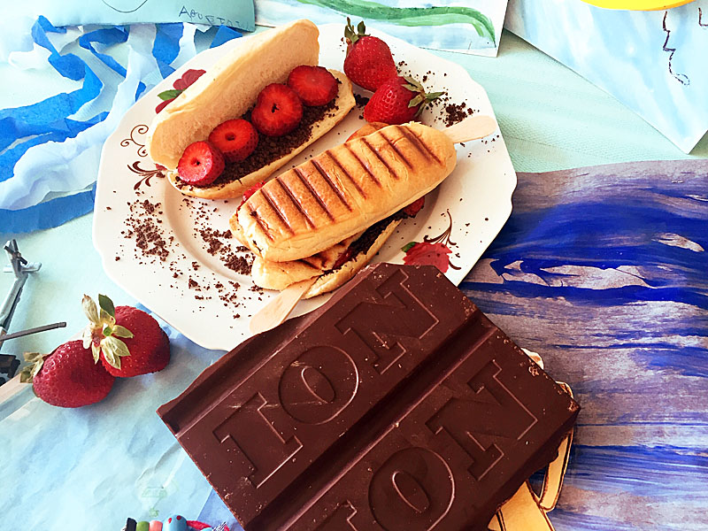 Παιδικά σαντουιτσάκια σε ψωμάκι μπριός με σοκολάτα ΙON και φράουλες!
