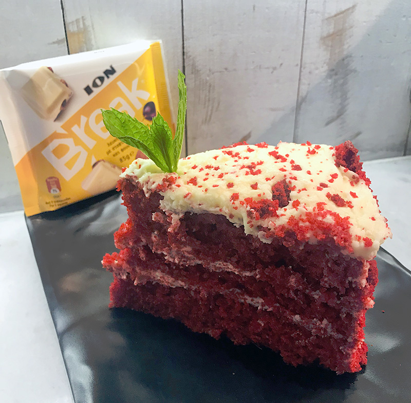 Red Velvet cake με γλάσο λευκή σοκολάτα ION Break